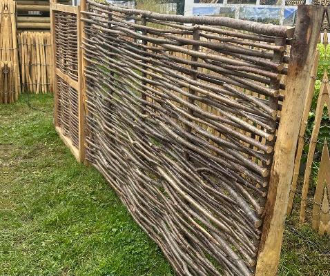 Hazelaarschermen: de natuurlijke charme voor jouw tuinomheining