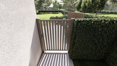 Bovenaanzicht van open verticale Alzebra poort in kwartsgrijs aluminium aan moderne gevel