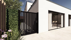 Zwarte Alzebra aluminium tuinpoort aan moderne gevel