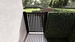 Bovenaanzicht van Alzebra aluminium enkele deur in zwart (ral 9005) met verticale open lamellen aan strakke witte moderne gevel