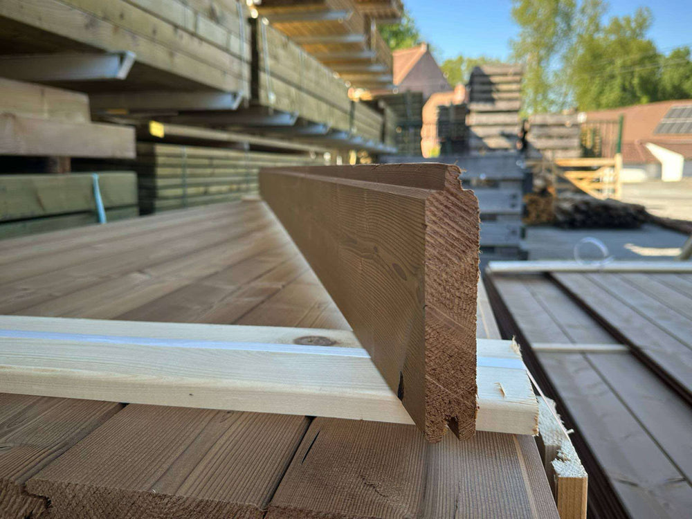  Planche à rainure et languette en bois résineux thermo-traité