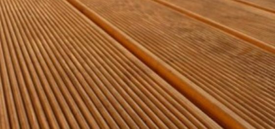 Behandelingsolie voor thermich behandeld hout zoals terassen en tuinhuizen