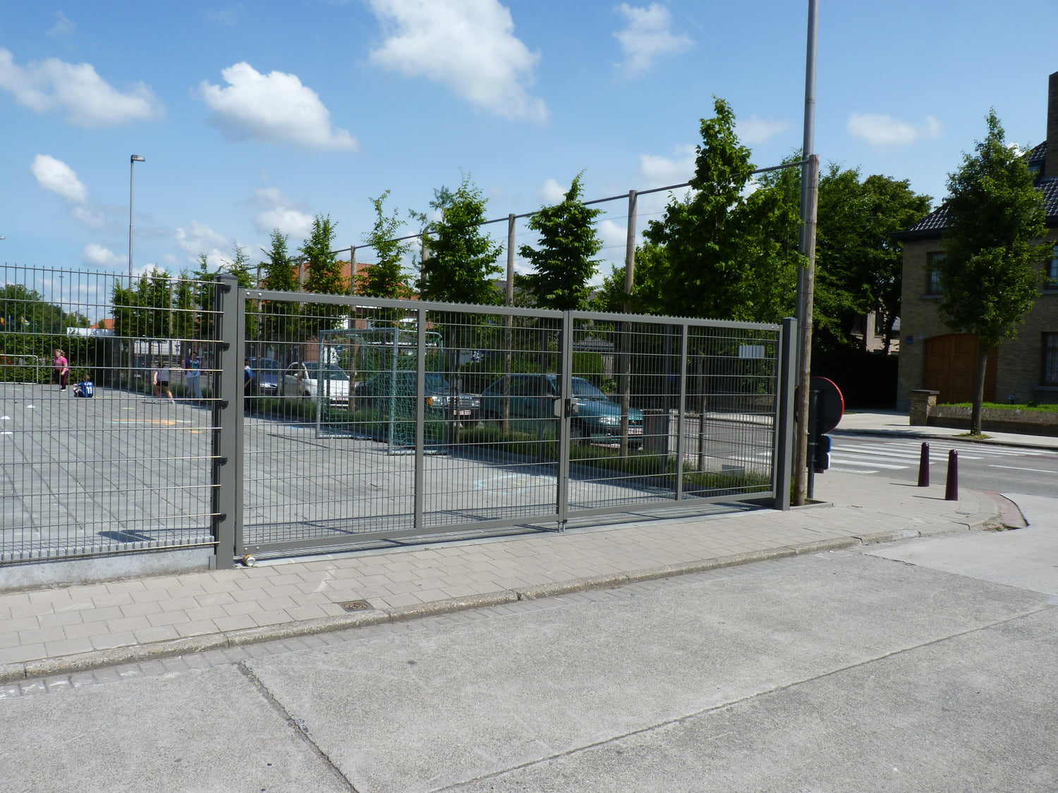 Portail battant G avec remplissage en acier mat - double battant