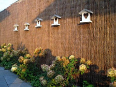 Ericamat Elegance 30 mm geplaatst tegen draadomheining voor meer privacy in de tuin