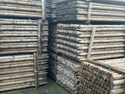 Poteaux en pin fraisés pointus imprégnés - dia. 8 cm