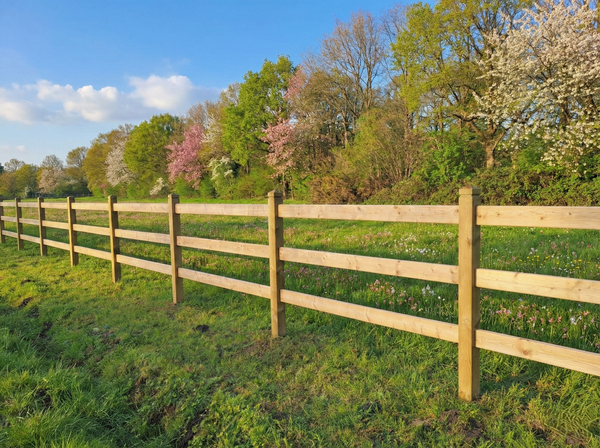 Paardenafsluiting van rood Noors grenenhout met 3 gaten, diamantkop afwerking en geezaagde liggers