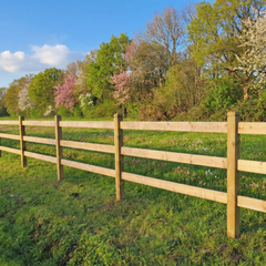 Paardenafsluiting van rood Noors grenenhout met 3 gaten, diamantkop afwerking en geezaagde liggers