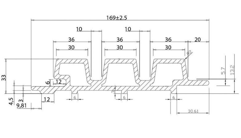 Technische doorsnede van het Fiberdeck WEO 35 gevelprofiel in composiet, tonend het trapeziumvormige triple-lat design met diepe schaduwgroeven