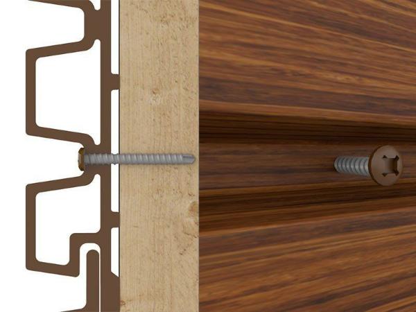 Technische schets van Fiberdeck WEO 35 gevelbekleding met zichtbare montage: doorsnede van het composiet profiel en bevestiging met RVS schroef op houten regelwerk