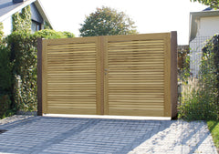 Moderne dubbele opritpoort van Iroko hardhout met horizontale lamellen, gemonteerd tussen hardhouten palen op een oprit met klinkers