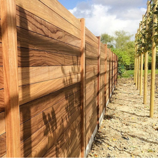 Padouk rabatplank 21x145 mm met een lengte van 275 cm, hoogwaardig hardhouten tand-en-groef profiel voor een dicht tuinscherm of wand.