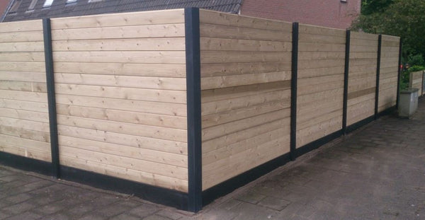 Tuinafsluiting met betonpalen met planchetten en de betonpalen zijn in antraciet