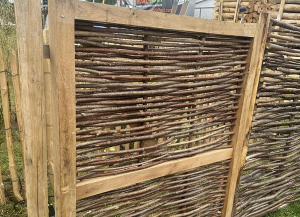 Porte en noisetier