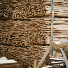 Heel veel bundels gekloven kastanje palen uit onze stock 2meter diameter 10/12 cm