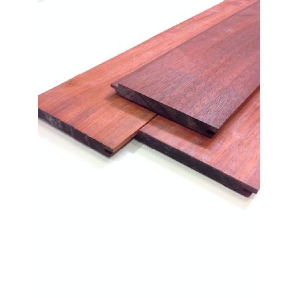 Close-up van Padouk hardhout met fijne vlamstructuur en de kenmerkende intens rood-oranje kleur.