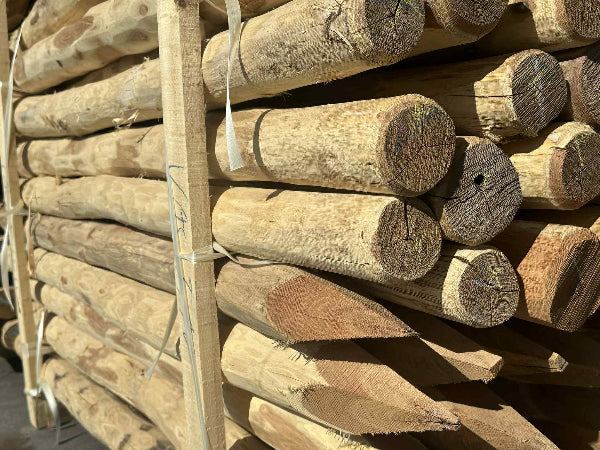 Ruime voorraad Robinia palen 8-10 cm direct leverbaar bij Prindal houthandel