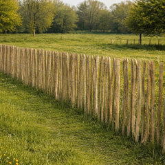 Robinia hekwerk geplaatst in een weide. Robinia tuinafsluiting