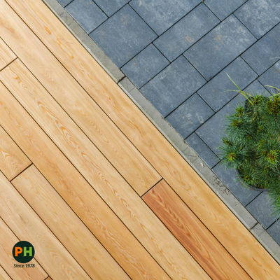 Robinia terras met Europese terrasplanken duurzaamheidsklasse 1, goedkoop duurzaam hardhout zonder chemische behandeling voor langdurig buitengebruik.