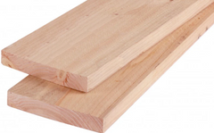 Nieuwe steigerhouten planken van dennenhout met glad geschuurde afwerking en lichtbruine kleur, geschikt voor tuinmeubelen en gevelbekleding.