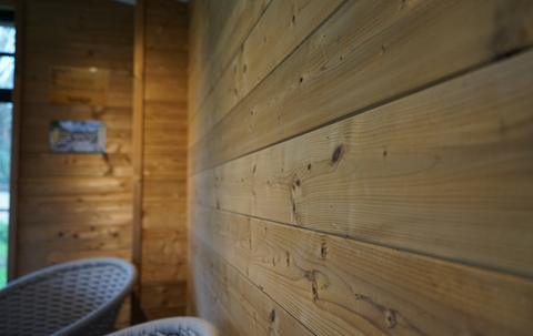Geschaafde Thermowood planchet met tand en groef profiel van 18x142 mm voor duurzame gevelbekleding