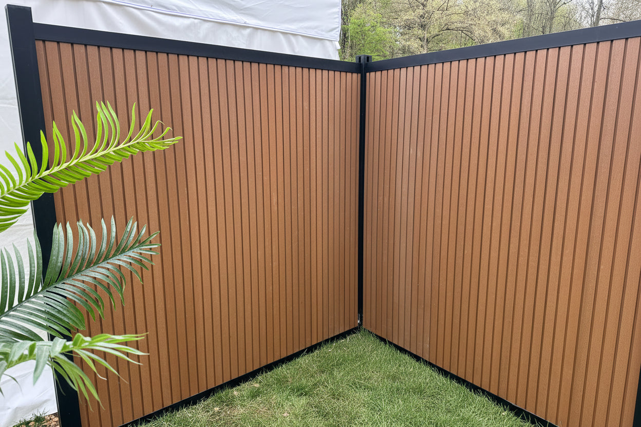 Tuinscherm in houtcomposiet met aluminium palen 