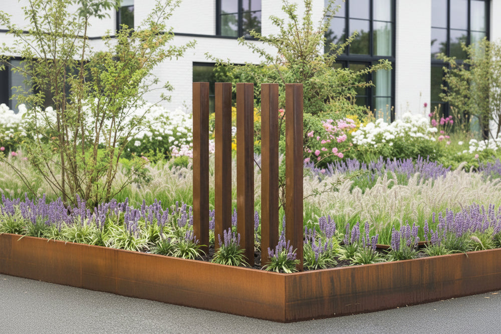 Palenwand Mono in cortenstaal met identieke palen