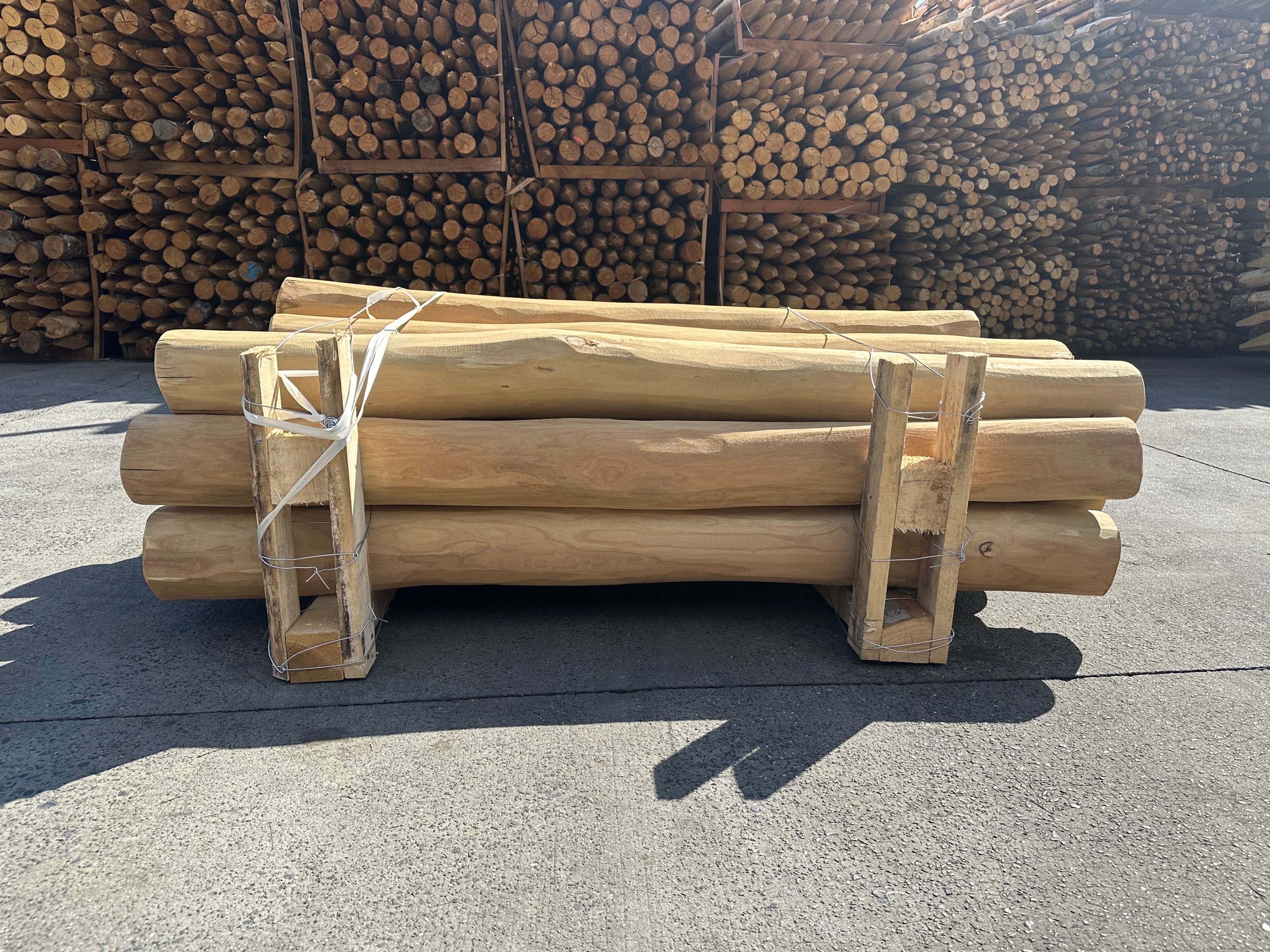 Stapel prachtig geschuurde Robinia palen van duurzaam hardhout, glad afgewerkt en spintvrij voor tuinprojecten of speeltoestellen