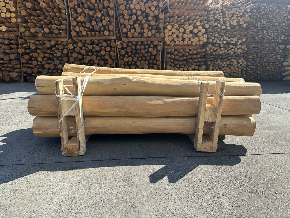 Stapel prachtig geschuurde Robinia palen van duurzaam hardhout, glad afgewerkt en spintvrij voor tuinprojecten of speeltoestellen