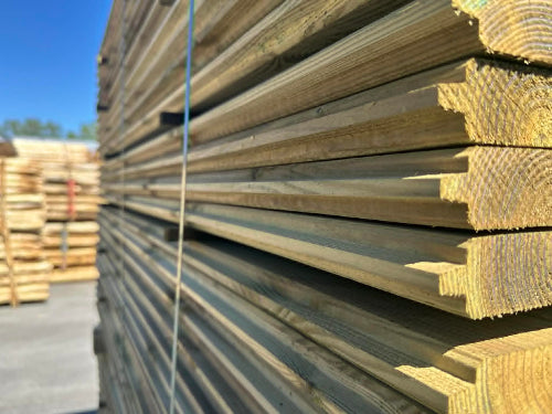 Geïmpregneerd vlak profiel Deens Rabat 34x145mm – breed gevelbekleding plank met één diepe groef voor een strakke, minimalistische tuinafwerking.