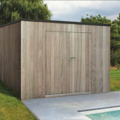 Box in iroko 300 x 450 cm met dubbele deur en verticale beplanking